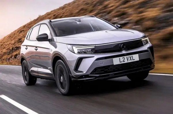Както Vauxhall Grandland, така и Peugeot 3008 използват една и съща основа, но имат разлика в пробега на ток. Всъщност Grandland използва система с 222 к.с., която комбинира 1,6-литров бензинов двигател с електрически мотор и батерия.
Обхват само на електричество - 63 км